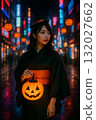 日本傳統與萬聖節的融合：夜晚城市中身著和服的女子 132027662