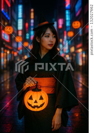 日本傳統與萬聖節的融合：夜晚城市中身著和服的女子 132027662