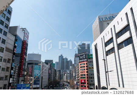 The scenery from the west exit to the south exit of Shinjuku Station, Nishi-Shinjuku 1-chome on the Koshu Highway, the blue sky in spring, Shinjuku-ku, Tokyo 132027688