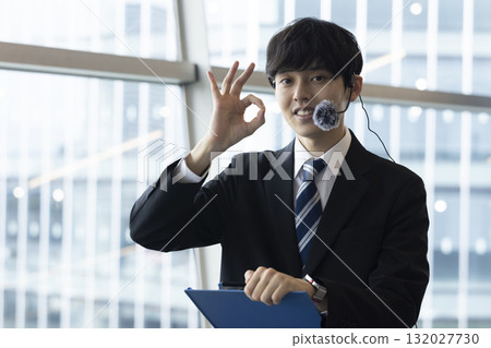 指導一個微笑的商人 132027730