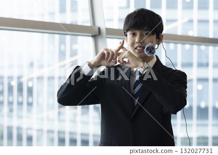 指導一個微笑的商人 132027731