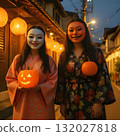 身穿和服、戴著萬聖節面具的婦女在夜晚走在日本街頭 132027818