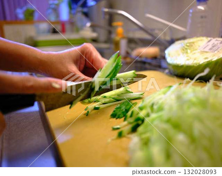 Shred the cucumber with a Santoku knife 132028093