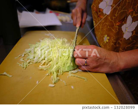 Shredded cabbage 132028099