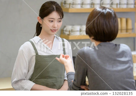 一名咖啡館員工正在處理顧客的投訴 一名咖啡館員工正在處理顧客的投訴 132028135
