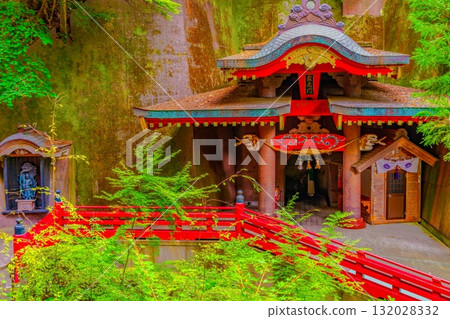 一座建在岩石山上的奇妙寺廟 一座建在岩石山上的奇妙寺廟 132028332