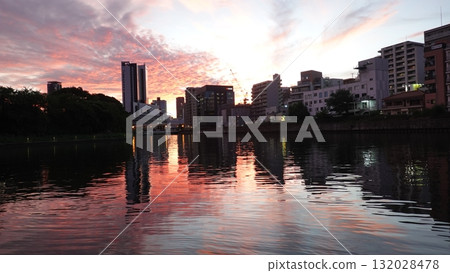 沐浴在夕陽下的城市建築 沐浴在夕陽下的城市建築 132028478