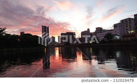 沐浴在夕陽下的城市建築 132028479