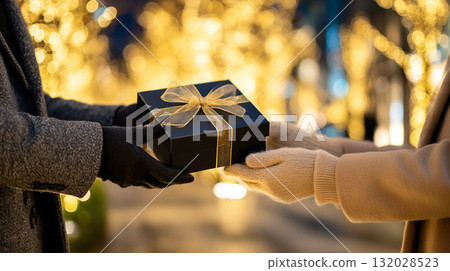 The moment you give a present 132028523