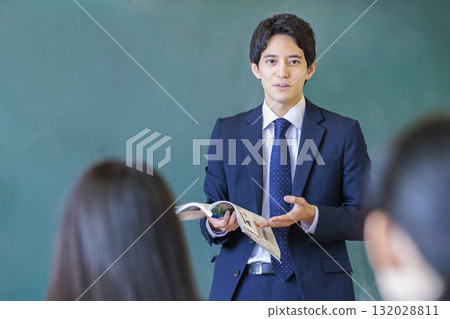 男老師和學生在課堂上教學 132028811
