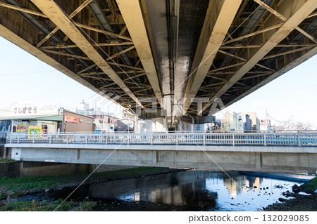中央高速公路和野川河的景色,冬天晴朗的藍天,東京調布市 中央高速公路和野川河的景色,冬天晴朗的藍天,東京調布市 132029085