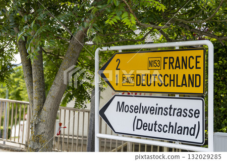 International road sign directing to France and Deutschland 132029285