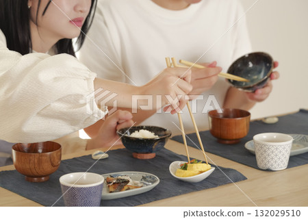 A couple at the dinner table with a subtle atmosphere 132029510