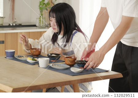 A couple at the dinner table with a subtle atmosphere 132029511