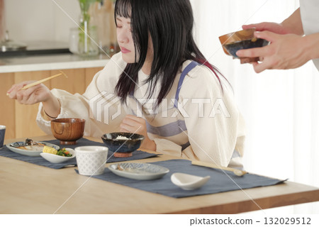 A couple at the dinner table with a subtle atmosphere 132029512