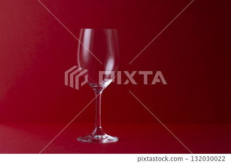 紅色背景上的酒杯 132030022