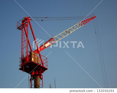 起重機在藍天中伸展（塔式起重機） 132030293