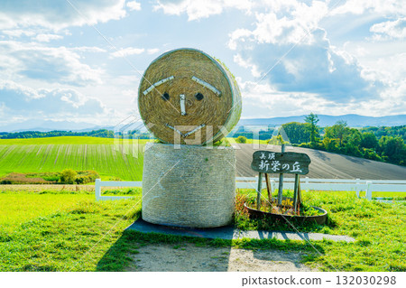 從新榮山眺望美瑛的山丘與藍天 從新榮山眺望美瑛的山丘與藍天 132030298