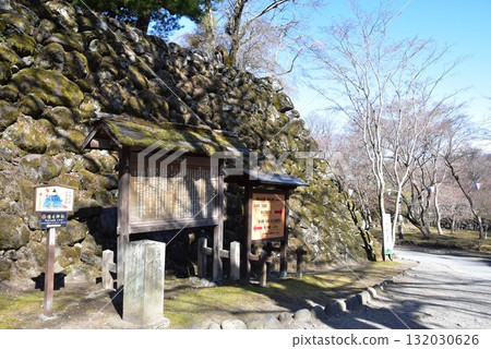 長野縣小諸城遺址懷舊公園的石牆、步道和旅遊資訊板 132030626