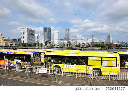 等待乘坐大型客船抵達的遊客的巴士 等待乘坐大型客船抵達的遊客的巴士 132031627