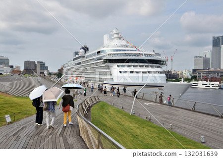 Luxury cruise ship calling at Yokohama Osanbashi Pier Luxury cruise ship calling at Yokohama Osanbashi Pier 132031639