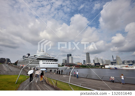 Luxury cruise ship calling at Yokohama Osanbashi Pier Luxury cruise ship calling at Yokohama Osanbashi Pier 132031640