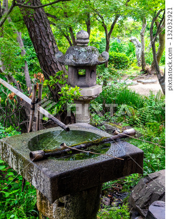 倉敷美觀地區歷史悠久、氛圍濃厚的街道和新溪園美麗的日本花園 倉敷美觀地區歷史悠久、氛圍濃厚的街道和新溪園美麗的日本花園 132032921