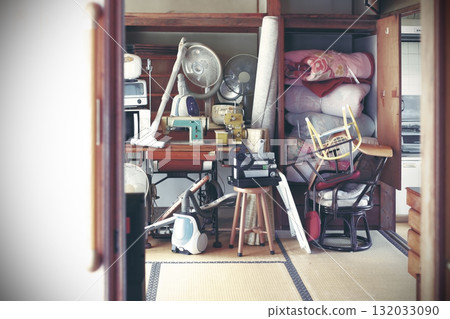 Cleaning the inherited house and bulky trash 132033090