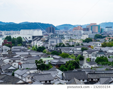 倉敷美觀地區歷史悠久、風景如畫的街道:從山頂俯瞰倉敷的瓦片屋頂 倉敷美觀地區歷史悠久、風景如畫的街道:從山頂俯瞰倉敷的瓦片屋頂 132033154