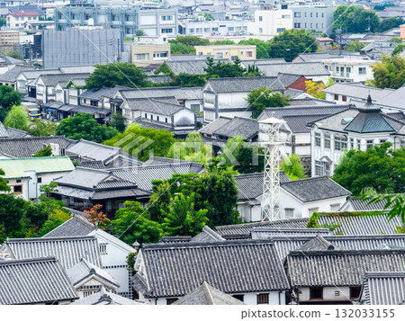 倉敷美觀地區歷史悠久、風景如畫的街道:從山頂俯瞰倉敷的瓦片屋頂 倉敷美觀地區歷史悠久、風景如畫的街道:從山頂俯瞰倉敷的瓦片屋頂 132033155