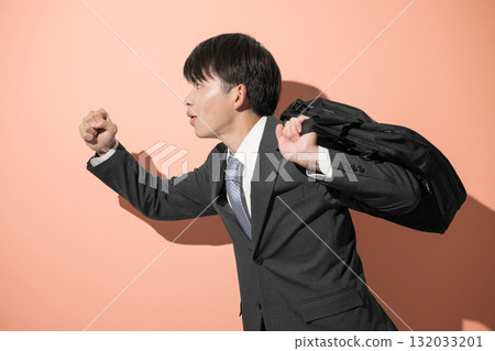 一位 20 多歲的應屆畢業生,正在求職或招聘,背著通勤包,擺出跑步的姿勢,上半身側面照 一位 20 多歲的應屆畢業生,正在求職或招聘,背著通勤包,擺出跑步的姿勢,上半身側面照 132033201