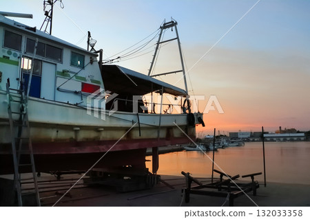 夕陽映照下的漁船和漁港 132033358