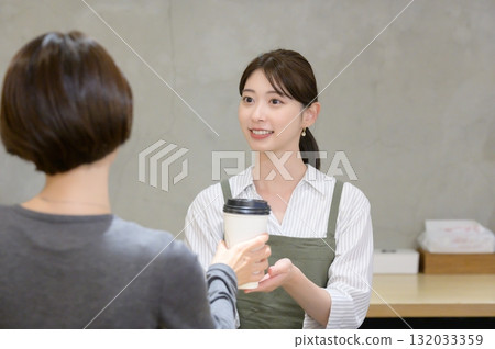 為顧客服務的咖啡店職員 132033359
