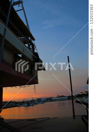 從漁船船頭欣賞日落 132033363