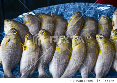 特色漁獲:新鮮捕撈的黃魚 特色漁獲:新鮮捕撈的黃魚 132033426