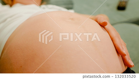 Pregnant women the movement of the abdominal surface due to the movement of the unborn child. Pregnant women the movement of the abdominal surface due to the movement of the unborn child. 132033520