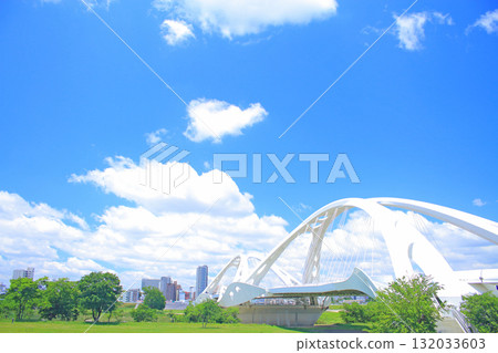 橫跨愛知縣豐田市矢作川的豐田大橋 橫跨愛知縣豐田市矢作川的豐田大橋 132033603