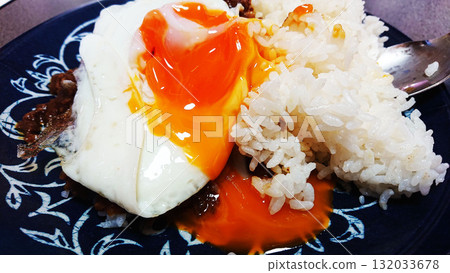 美味的咖哩飯上放著一個蛋餅。 美味的咖哩飯上放著一個蛋餅。 132033678