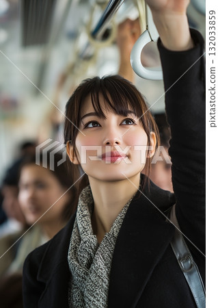 火車上的年輕女子 火車上的年輕女子 132033859