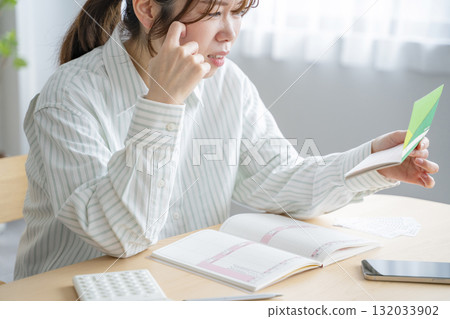 看著存摺的女人 132033902