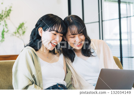 女性朋友一起看電腦 132034149