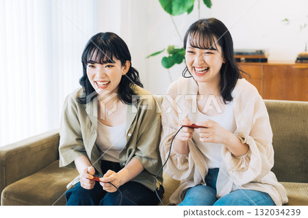 女性朋友玩遊戲 132034239