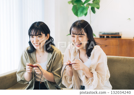 Female friends playing games 132034240