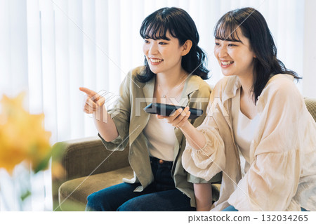 Female friends watching TV 132034265