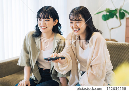 女性朋友看電視 132034266