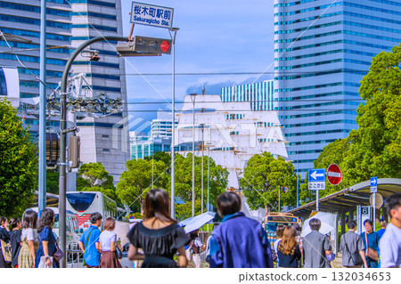 日本橫濱的城市景觀,包括全速航行的日本丸號、櫻木町站和橫濱空港(10 月 5 日) 日本橫濱的城市景觀,包括全速航行的日本丸號、櫻木町站和橫濱空港(10 月 5 日) 132034653