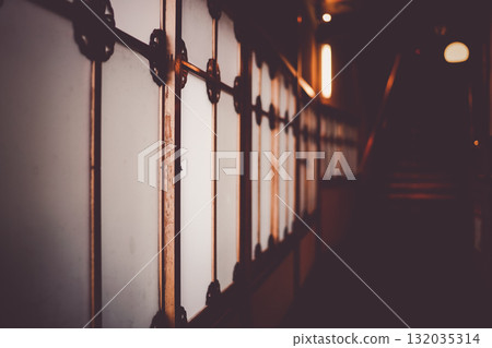 黑暗走廊裡的格子窗 黑暗走廊裡的格子窗 132035314