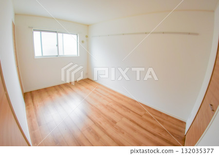 鋪有地板的房間圖片 132035377