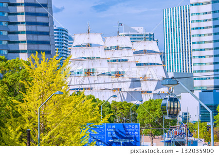 日本橫濱的城市景觀,包括滿帆的日本丸、櫻木町站和橫濱空港(第 5 名) 日本橫濱的城市景觀,包括滿帆的日本丸、櫻木町站和橫濱空港(第 5 名) 132035900