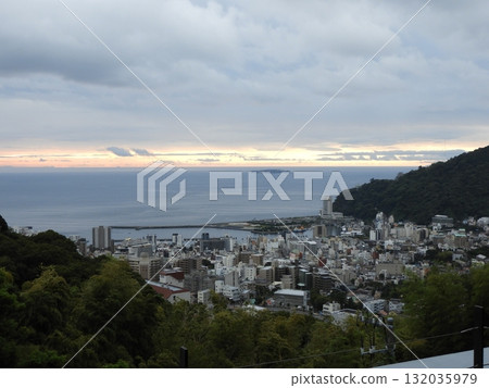 清晨,熱海市和相模灣的寧靜景色 清晨,熱海市和相模灣的寧靜景色 132035979
